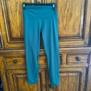 Women’s medium leggings olive green EUC worn only once